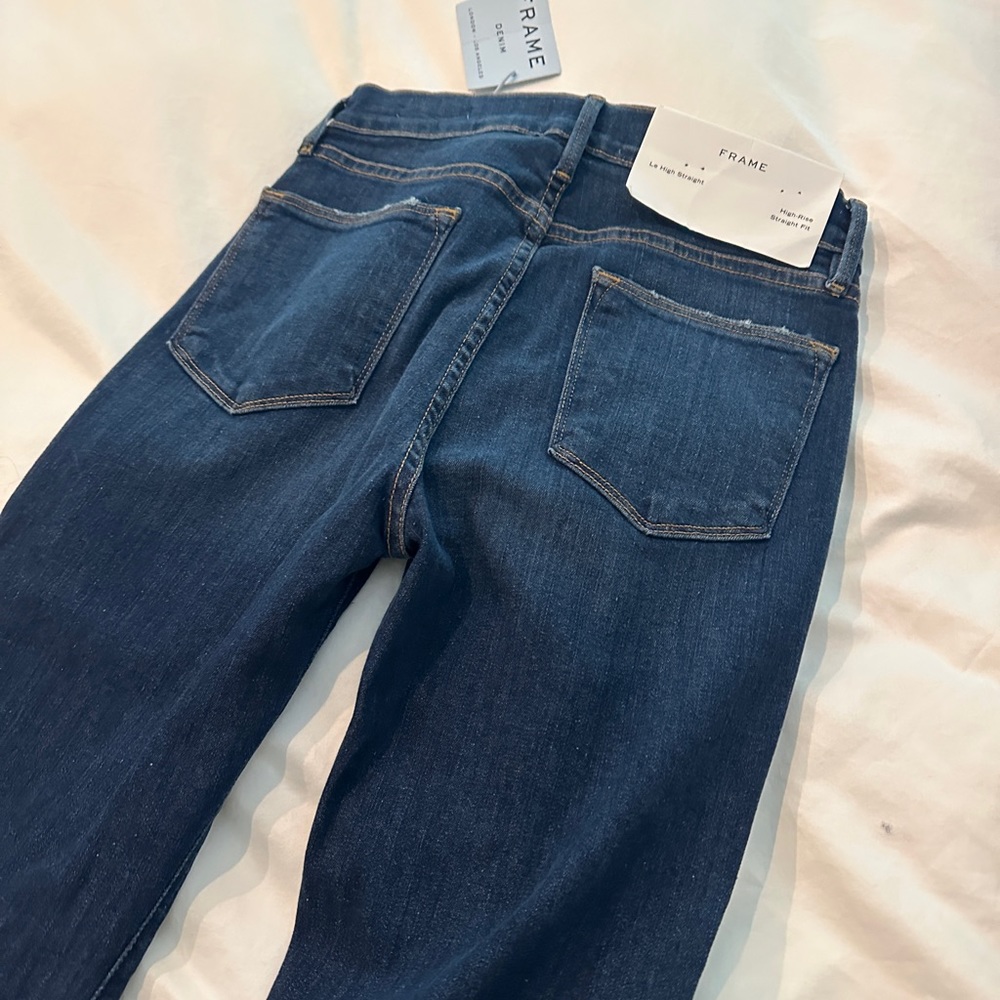 Frame  jeans made of comfortable stretch .
Five-pocket style
Zip fly with button